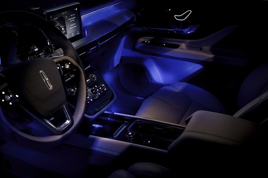 Интерьер Lincoln Corsair 2019 года  (фото 16 из 59)